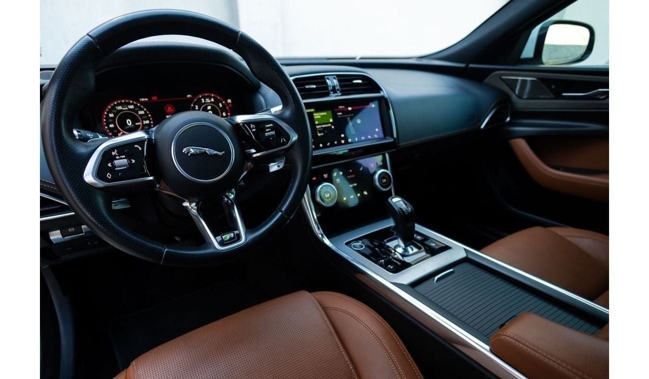 Jaguar XE R-Dynamic SE 2.0L (250 HP) Jaguar XE P250 R-Dynamic SE 2020 GCC under Agency Warranty with Flexible