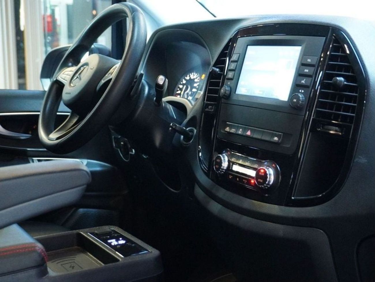 مرسيدس بنز V 250 3.336 PM I Low Mileage I 1 Year Warranty and Service I Good Condition