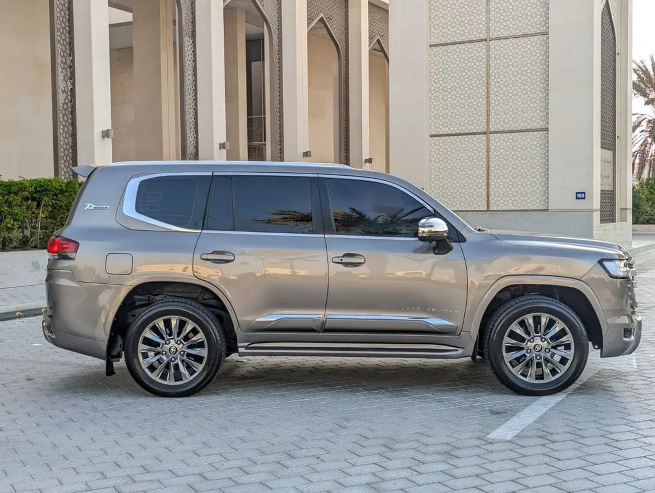 Toyota Land Cruiser GXR FACELIFTED WITH INTERIOR AND EXTERIOR GCC V6 4.0L