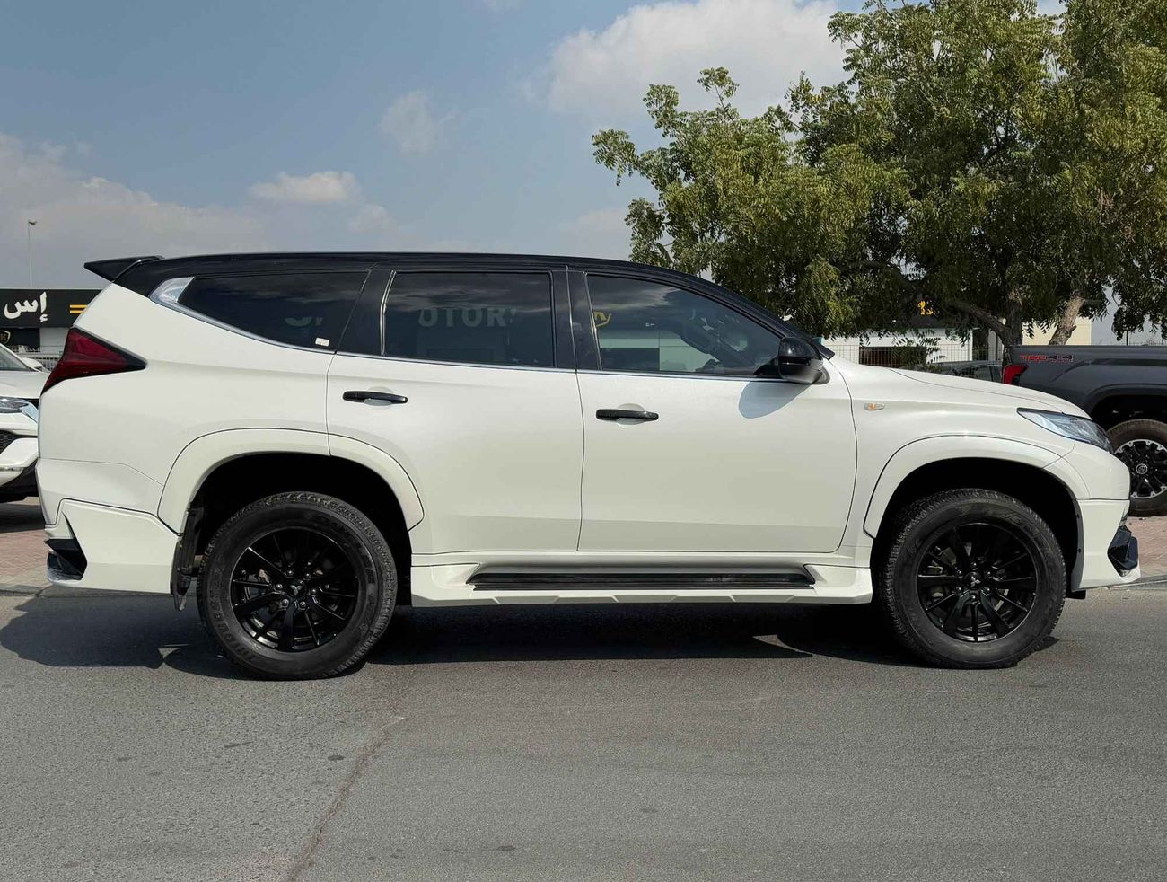 Mitsubishi Montero Sport / SIGNATURE EDITION/ SUNROOF/ 4WD/ FULL OPTION ROOF LIGHTING/ NON ACCIDENT/  LOT# 8916