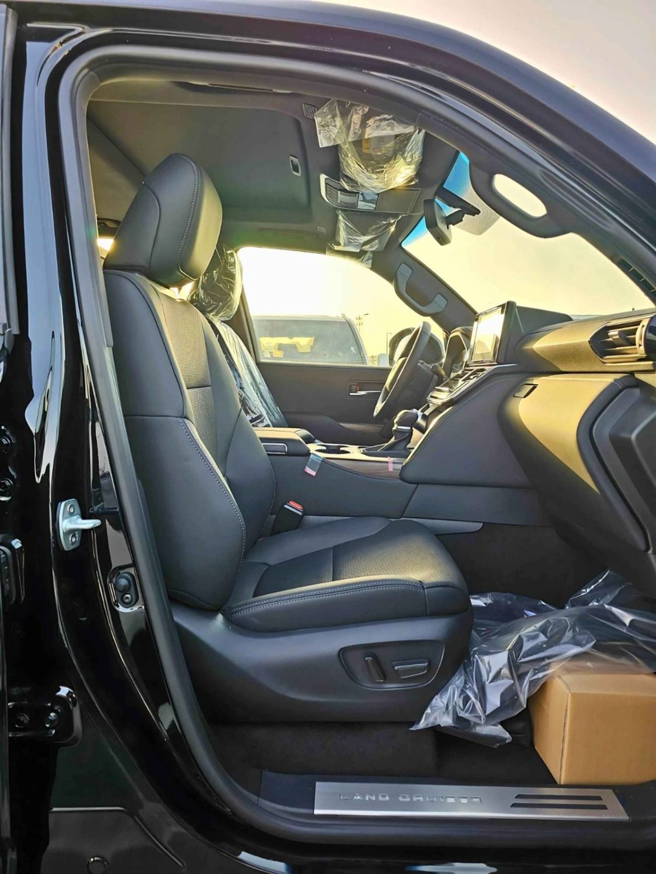 تويوتا لاند كروزر GXR || 3.5L PETROL V6 / SMALL DVD / BIG BUMPER / 2 PWR SEAT + LEATHER / SUNROOF / CHROME CLADDING /