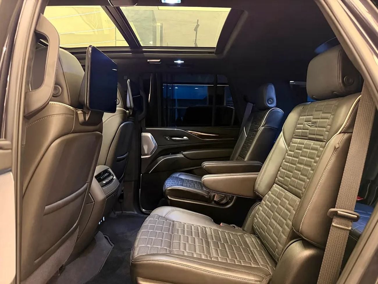 Cadillac Escalade SPORT PLATINUM - Japanese Specs - Brand