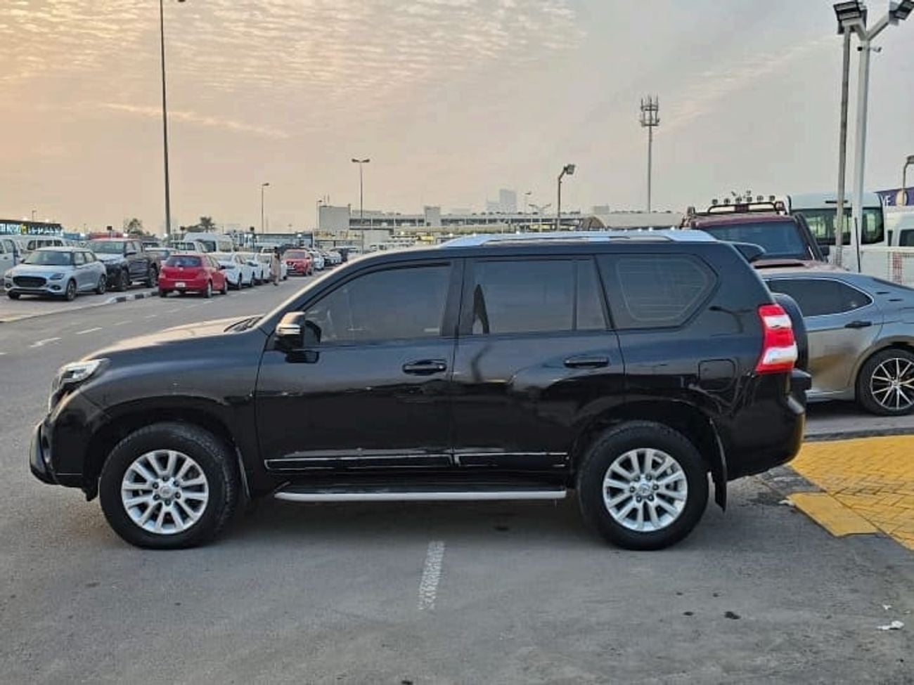 Toyota Prado VXR 4.0L 4WD LHD-GCC SPECS-Automatic-petrol-6 Cylinders-7 Seats-5 Doors