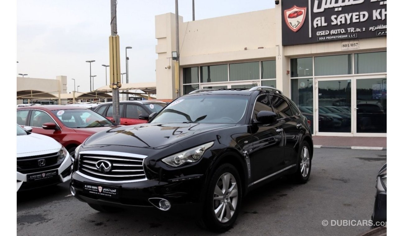 Infiniti QX70 Luxury ACCIDENTS FREE - GCC - FULL OPTION - PERFECT CONDITION INSIDE OUT