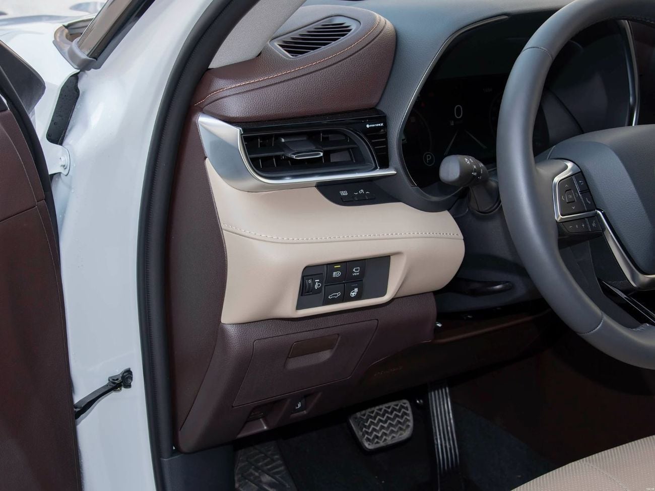 تويوتا هايلاندر Automatic . Hybrid . SUV/Crossover . All Wheel Drive . 7 Seats . 5 Doors ▾ Brand new 2026 Toyota Highlander Limited E-Four Hybrid 2.5L, Chinese Specs. Premium top-tier trim fe