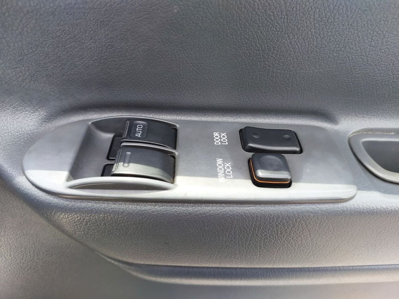 Toyota Hiace TOYOTA HIACE COMMUTER VAN RHD 2001 MODEL 3.0 L DIESEL AUTOMATIC(PM02185)