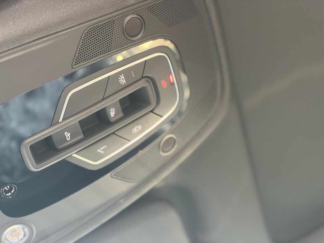 Audi Q8 2023-Audi Q8 55 TFSI Quattro-SLINE