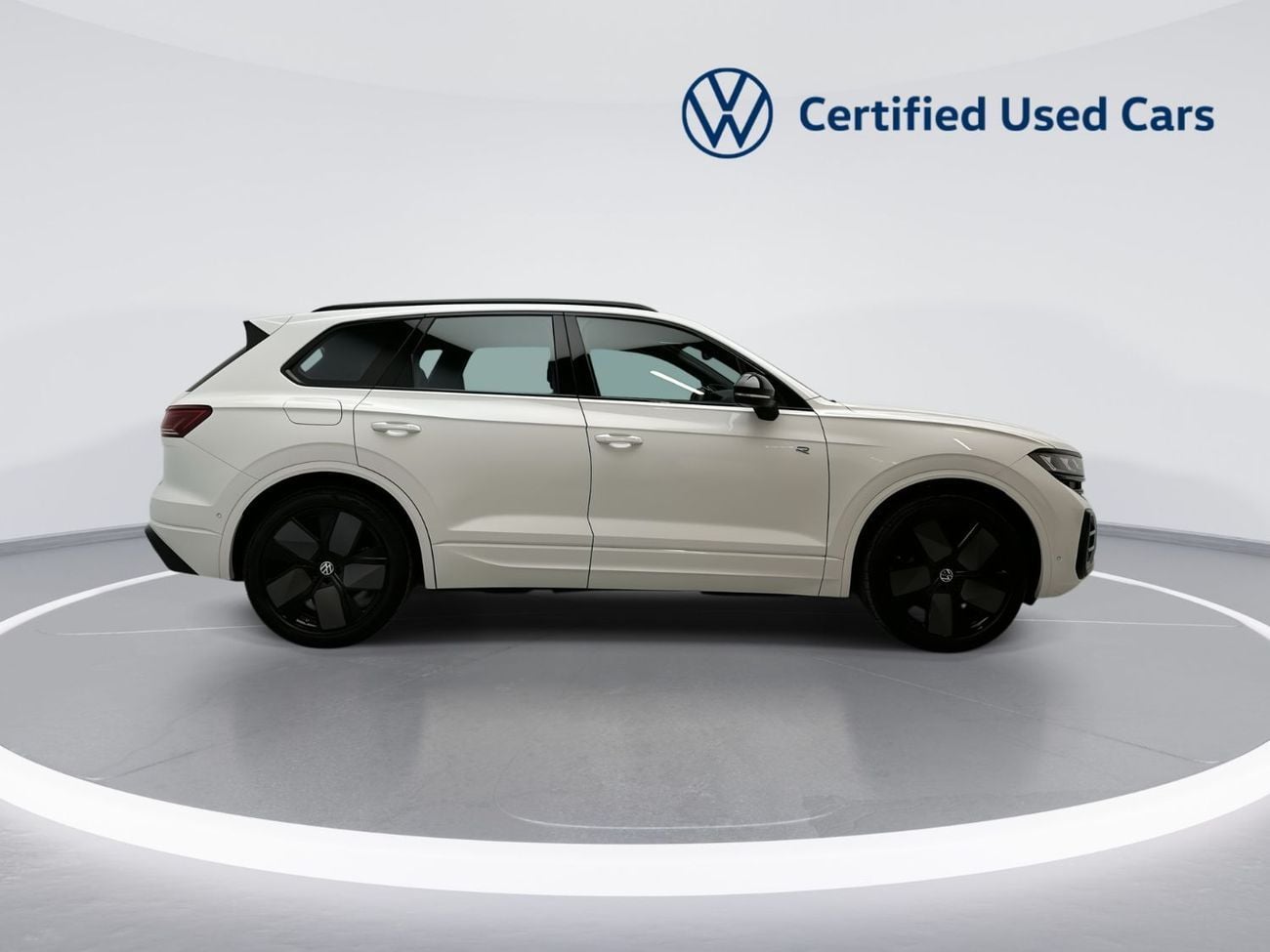 فولكس واجن طوارق Touareg R-Line + (Ref#00130) - 42,100 AED SAVINGS from New Car