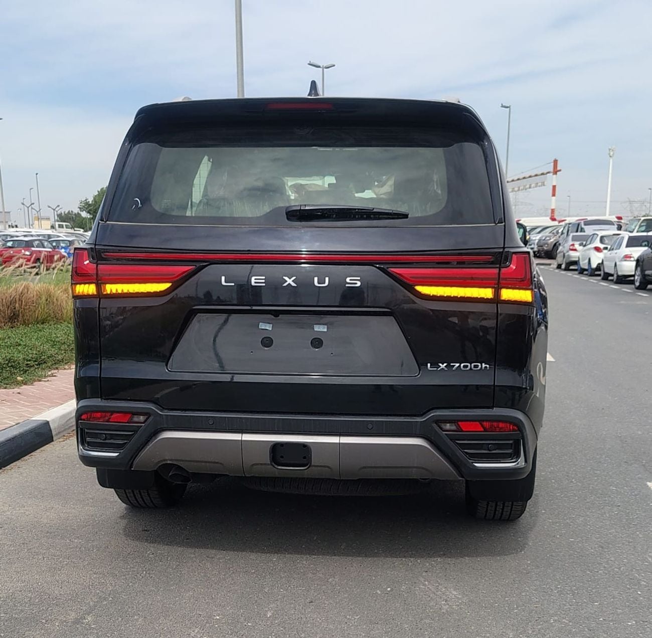 لكزس LX 700h Signature