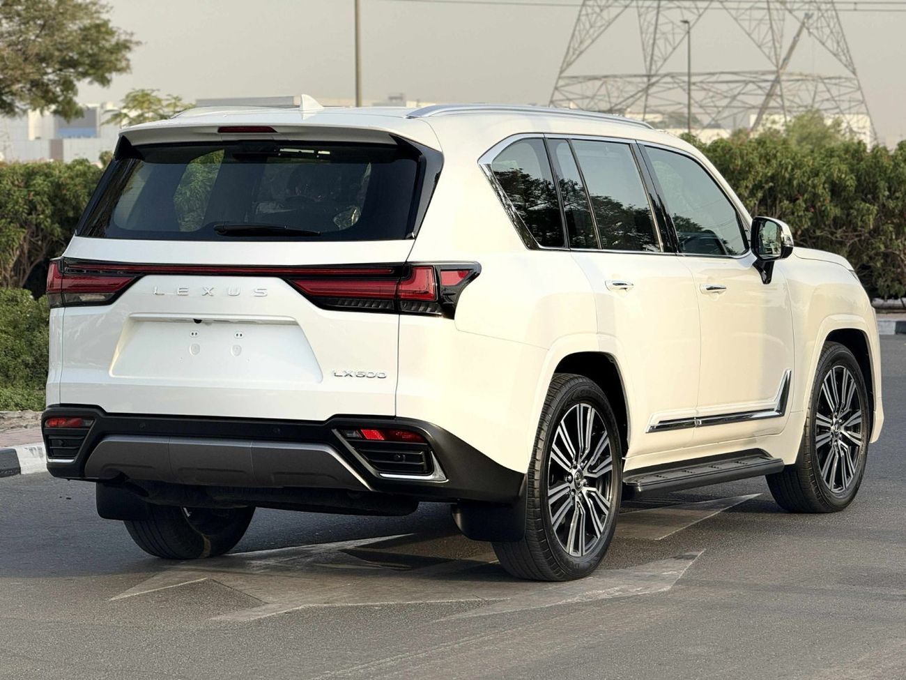 Lexus LX 600 Signature 3.5L ( CYL) GCC SPEC UNDER WARRANTY