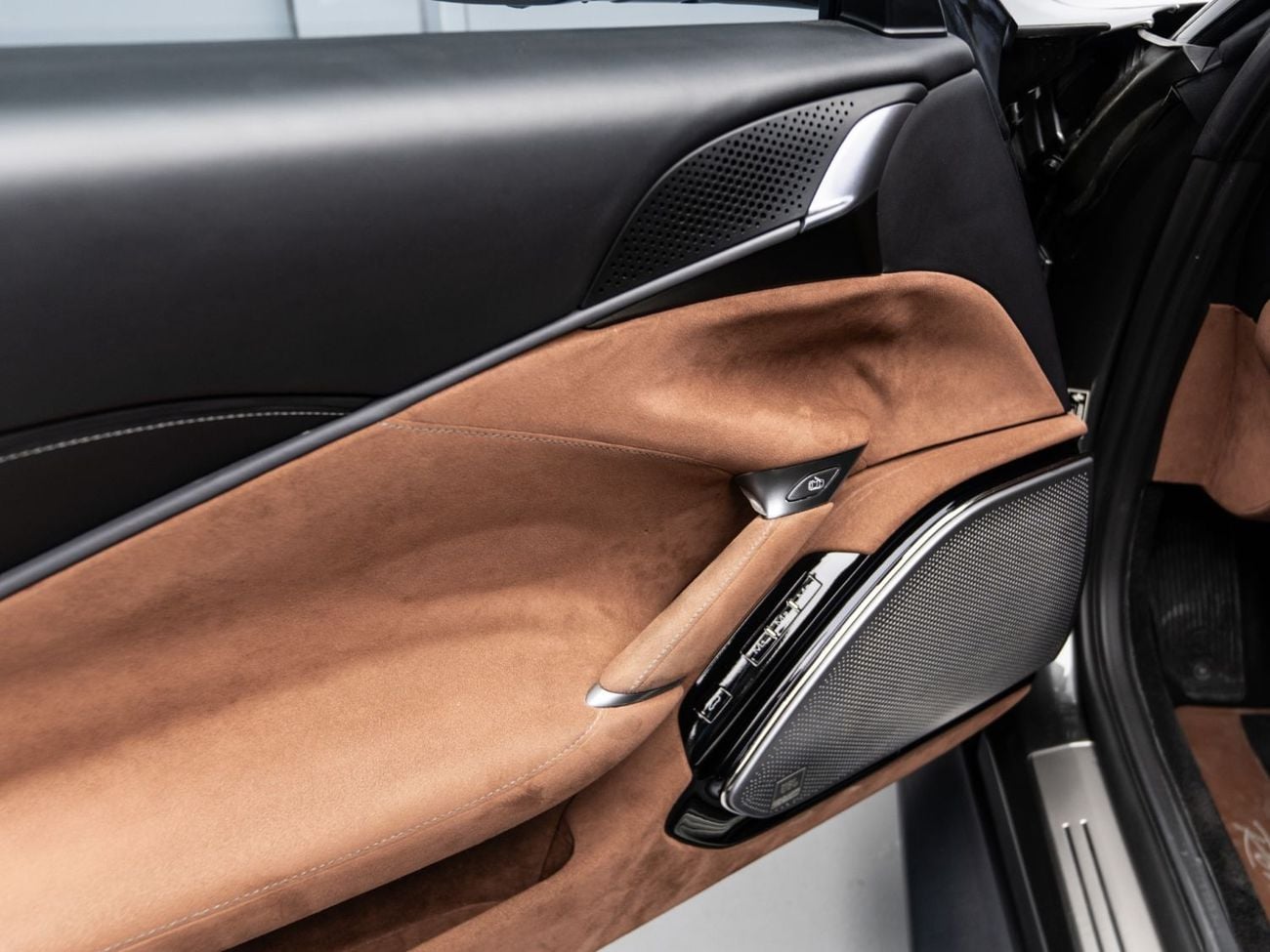 فيراري روما STD BUY NOW, PAY 2027 | THE BLACKLINE STANDARD | Ferrari Warranty + Service Contract, GCC