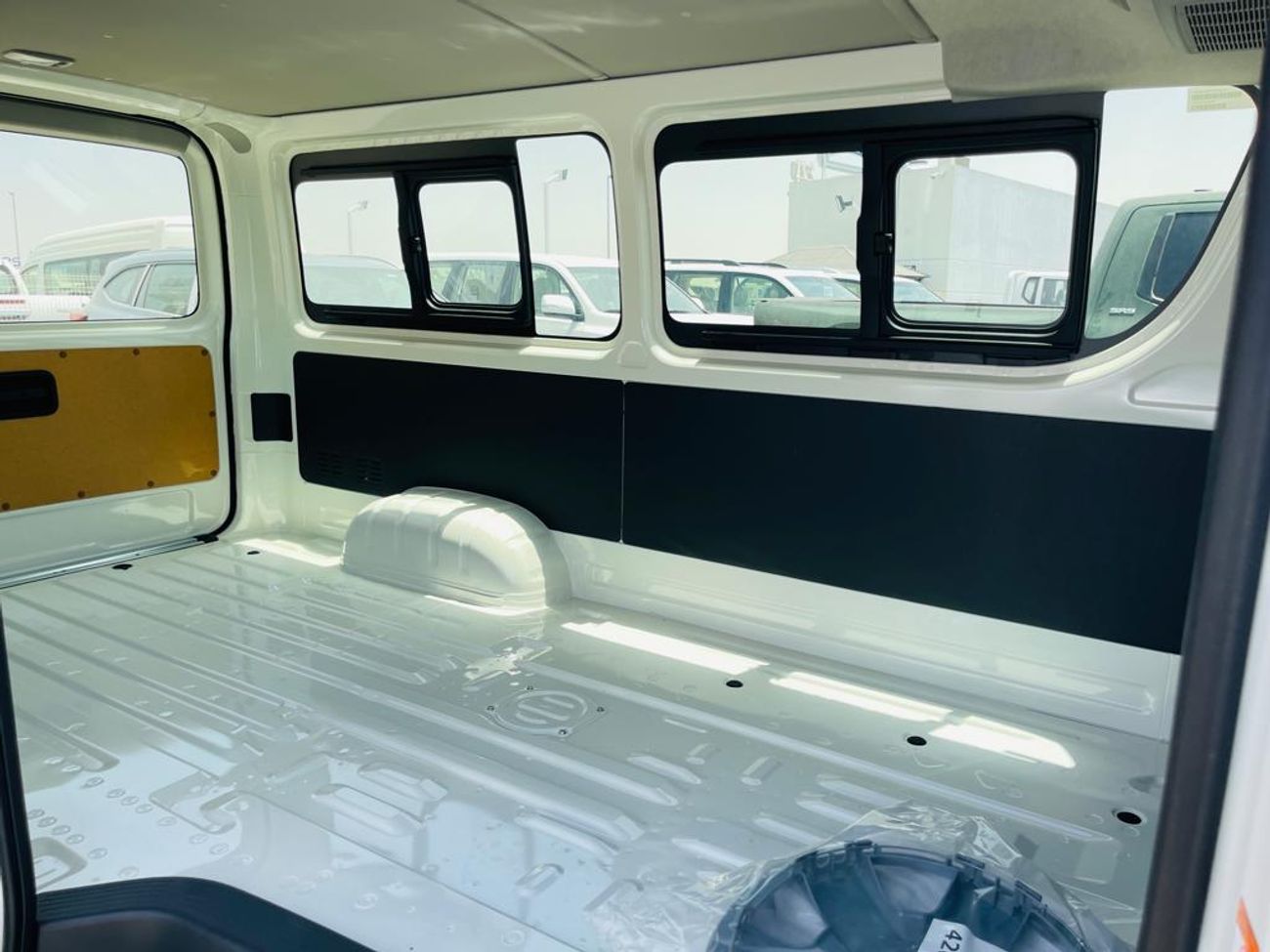 Toyota Hiace toyota hiace std 2.5l glass van