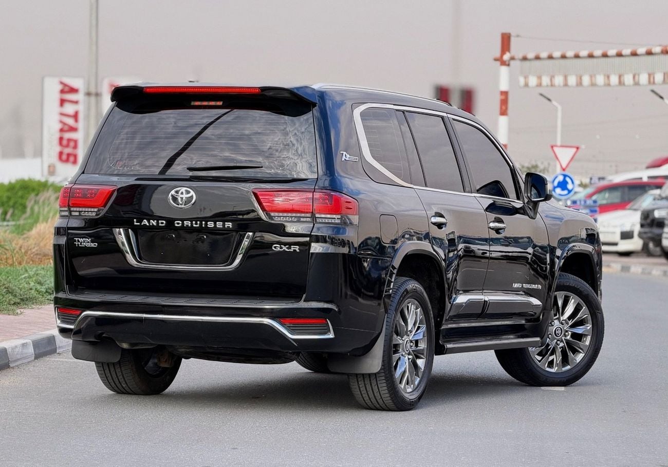 تويوتا لاند كروزر GXR 2019 Model Facelift to LC300 2025 Shape Exterior and Interior Both Car is very Clean and Perfect