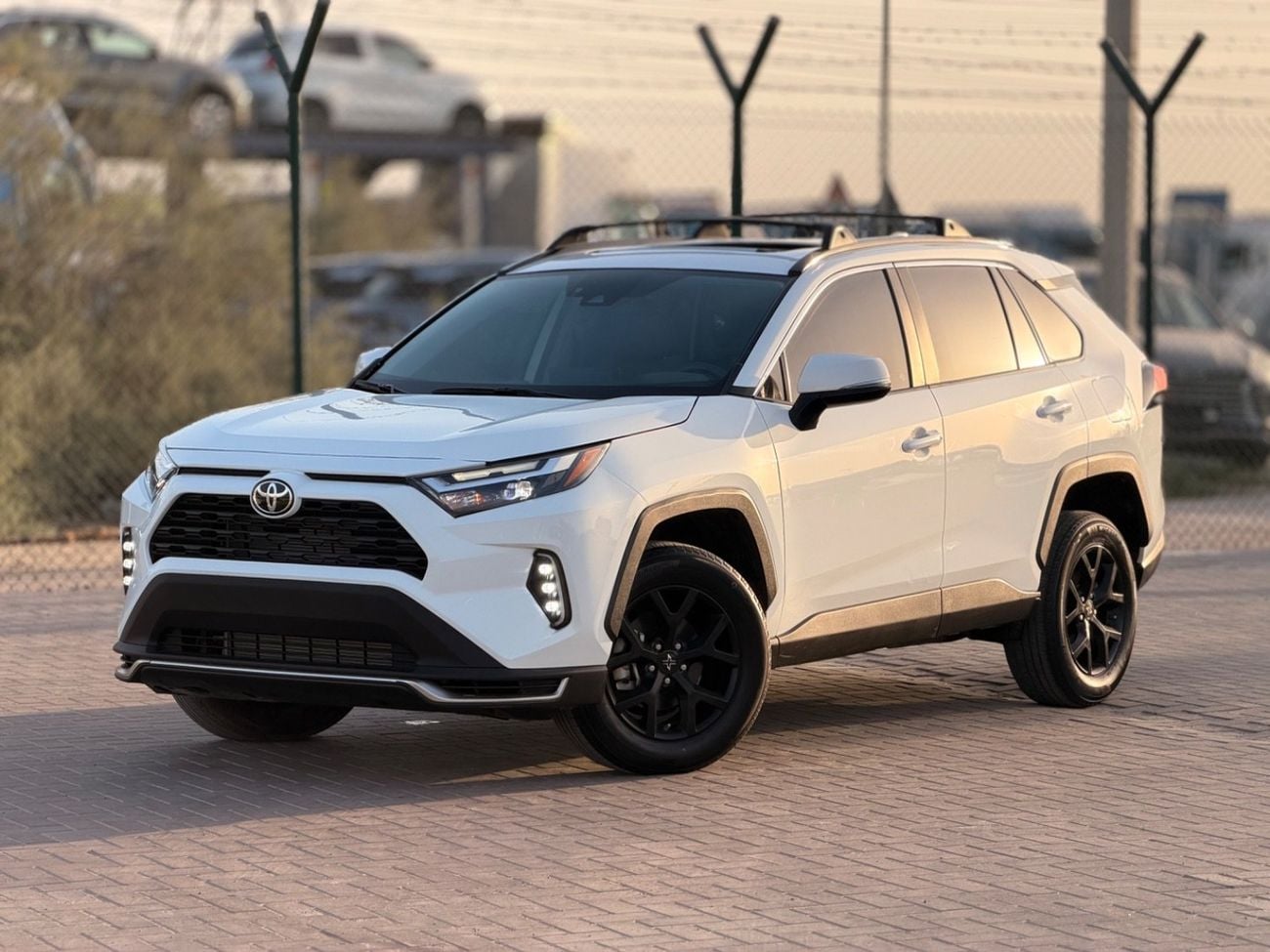تويوتا راف ٤ XLE 2.5L / sunroof, leather seats/ full option 2023