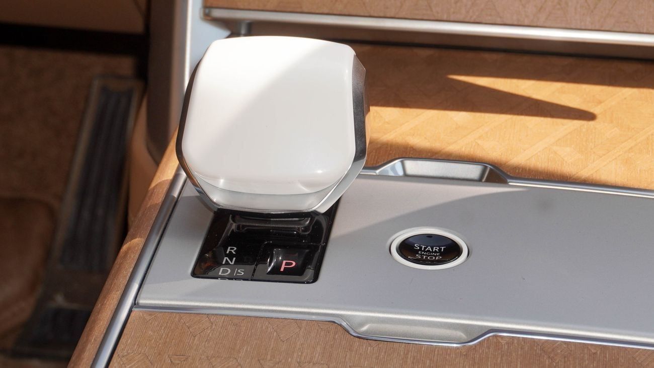 Land Rover Range Rover SV P615 4.4P MHEV V8 LWB  (For Local plus 10%)