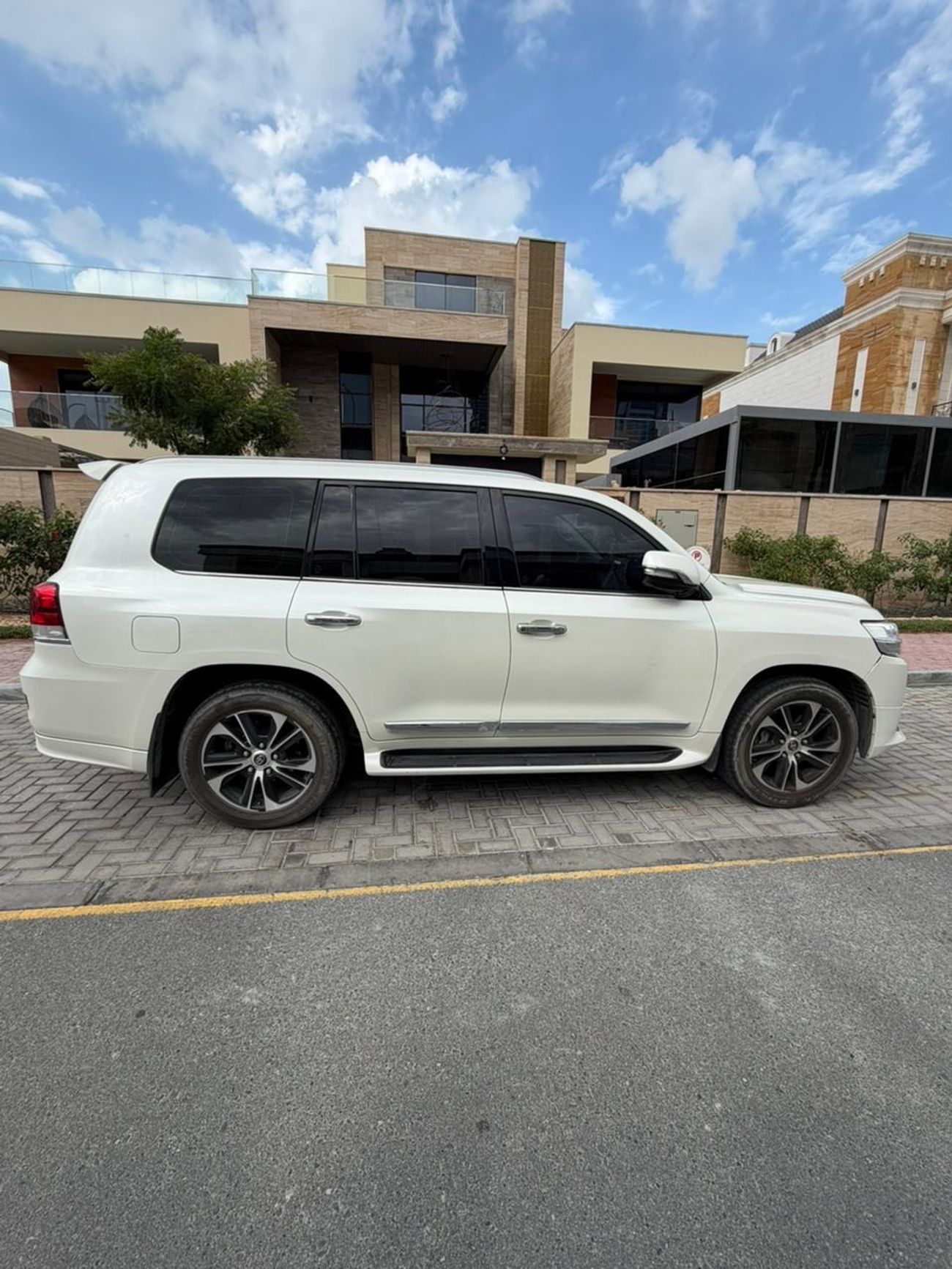 Toyota Land Cruiser VXR 5.7L AWD