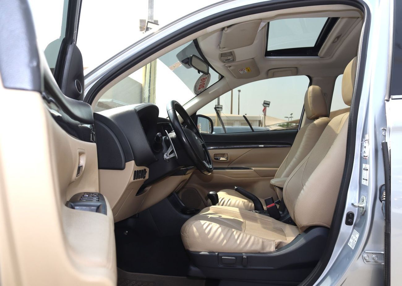 Mitsubishi Outlander GLS 3.0L Mitsubishi Outlander 2016 - in excellent condition- GCC-4WD-130,000 km - Price - 35000 AED