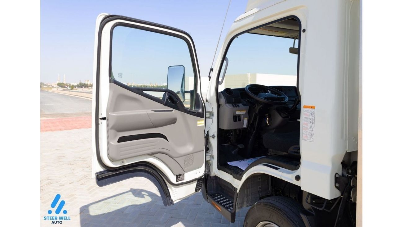 ميتسوبيشي فوسو كانتير 2022 Closed Box with Tail Lift - Short Chassis - Diesel MT - Low Mileage - GCC
