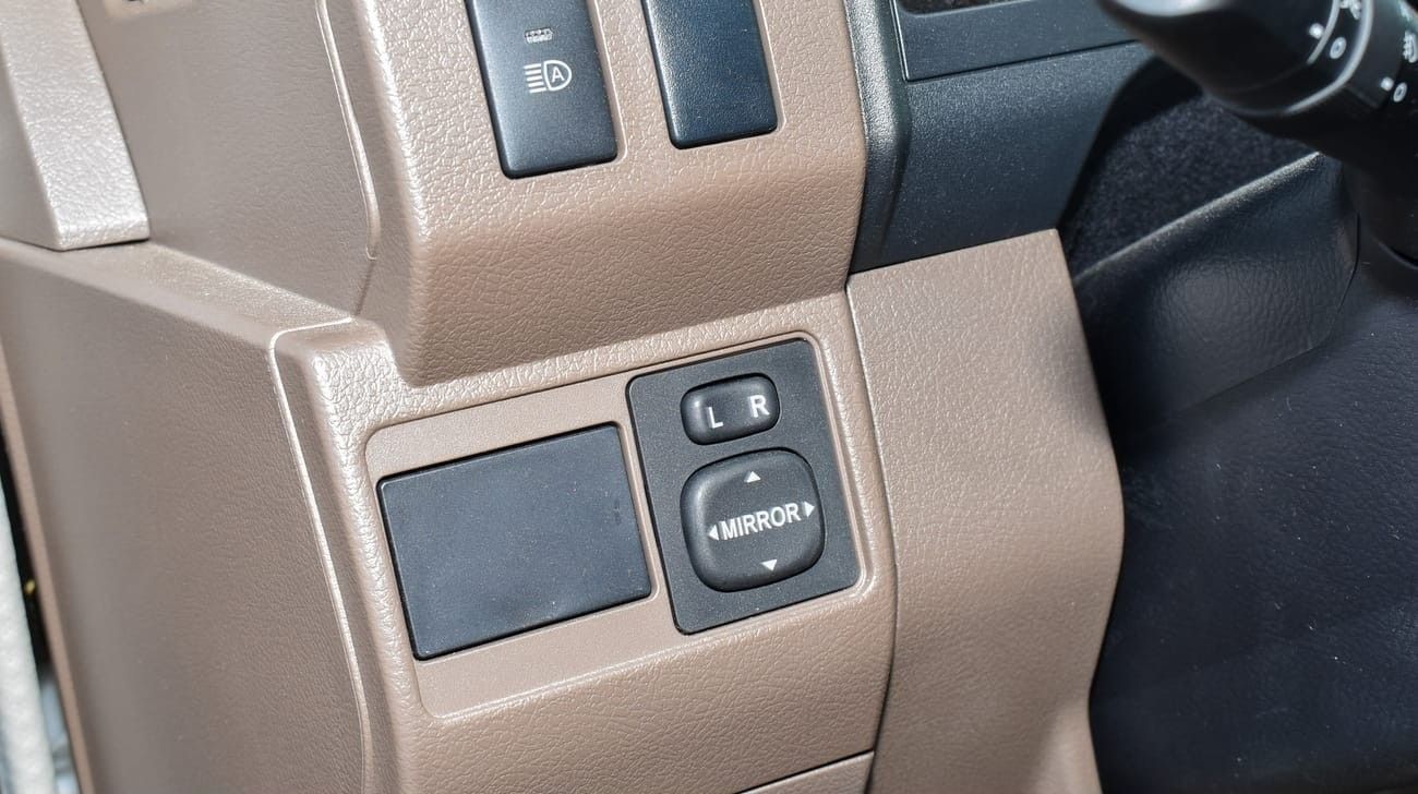 Toyota Land Cruiser 70 4.0L V6 A/T