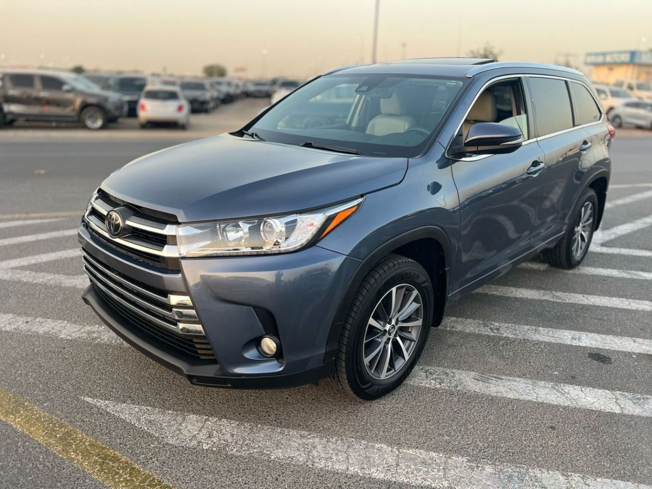 Toyota Highlander 2018 TOYOTA HIGHLANDER XLE   3.5L V-6 //   4 WHEEL DRIVE - 4X4 // SUNROOF //  PUSH START   // LEATHE