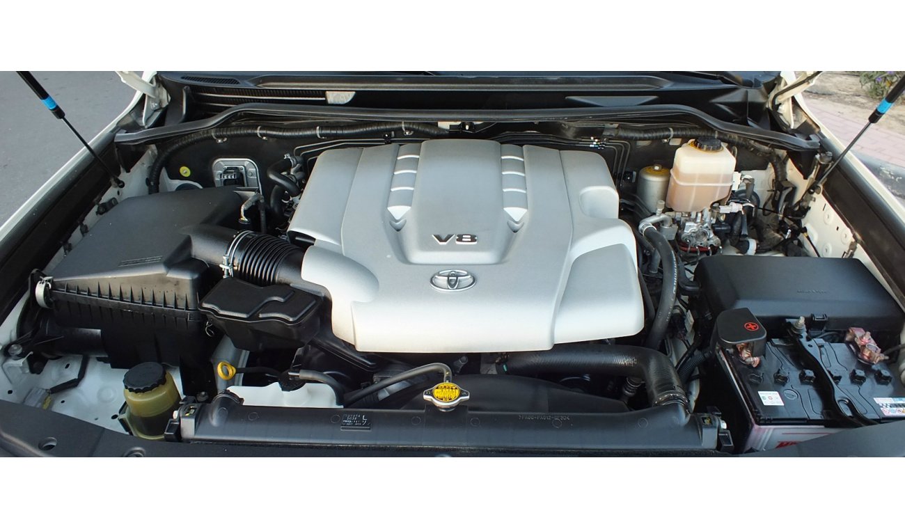 Toyota Land Cruiser VX.R - 4.6 V8 - AL FUTTAIM SERVICE FREE UP TO 135000KM