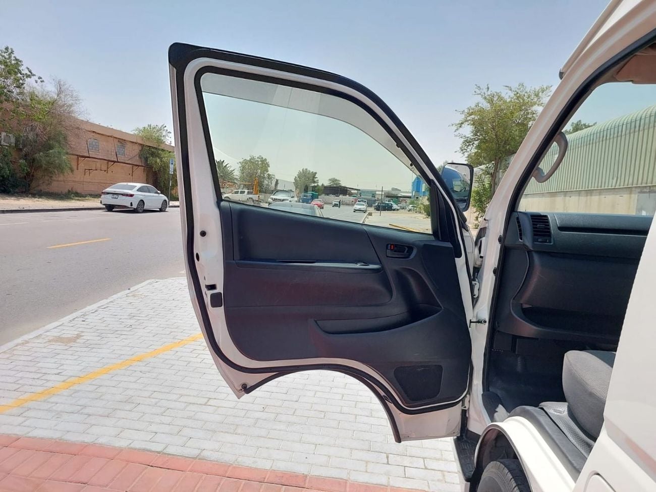 Toyota Hiace GL TOYOTA HIACE COMMUTER VAN RHD 2018 MODEL 3.0 L DIESEL AUTOMATIC(PM21278)