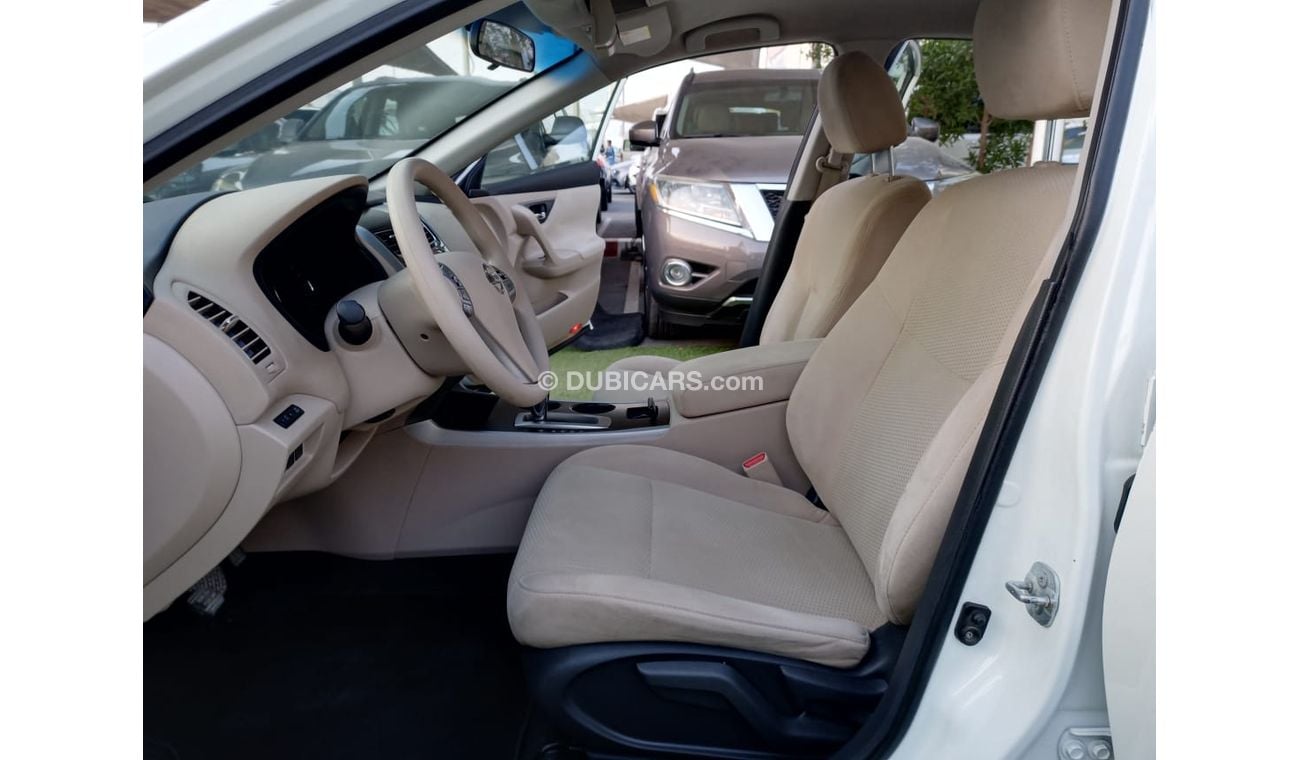 نيسان ألتيما خليجى موديل 2015 لون أبيض داخل بيج مثبت سرعة تحكم رنجات حساسات شاشة بحالة ممتازة لاتحتاج لأى مصاريف