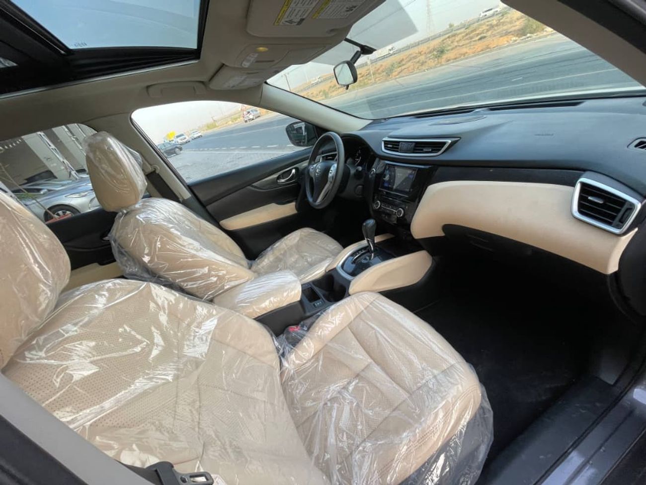 نيسان روج SL / V4 2.5 لتر / فتحة سقف بانورامية / شاشة كبيرة / دفع رباعي / جنوط / بحالة ممتازة