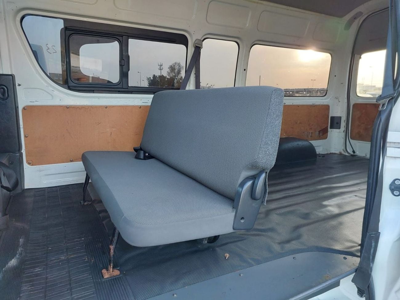 Toyota Hiace TOYOTA HIACE VAN RHD 2015 MODEL 3.0 L DIESEL AUTOMATIC(PM015396)