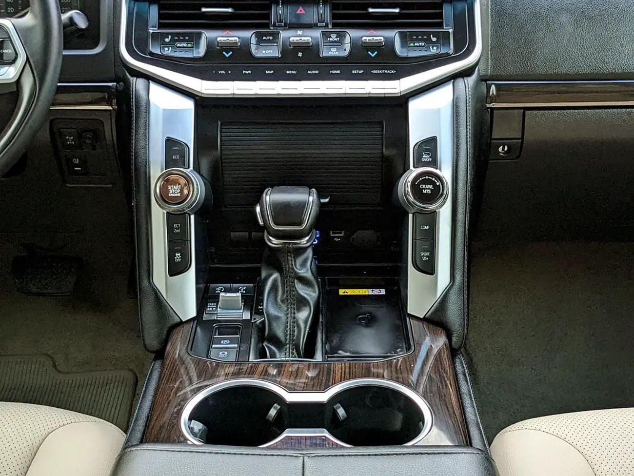 Toyota Land Cruiser GXR FACELIFTED WITH INTERIOR AND EXTERIOR GCC IN EXCELLENT CONDITION