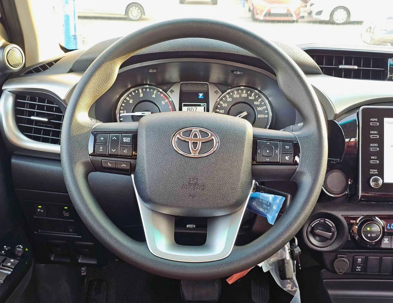 تويوتا هيلوكس SR5 FULL OPTION / A/T / 2.4L V4 DIESEL / DVD + CAMERA / BLIND SPOT / 4WD (CODE # HDAF2)