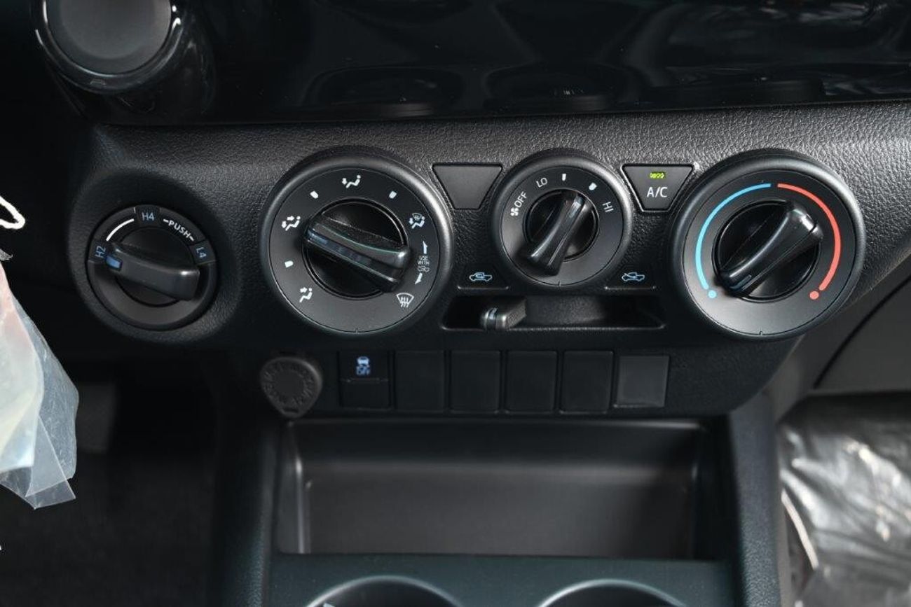 تويوتا هيلوكس 2.4L Diesel 4WD Automatic