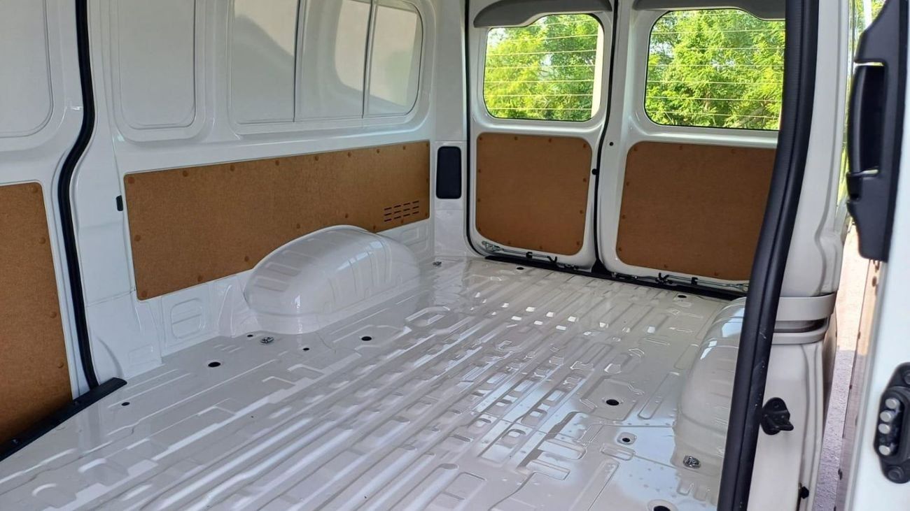 Toyota Hiace Van High Roof 2.8L (174 HP) M/T