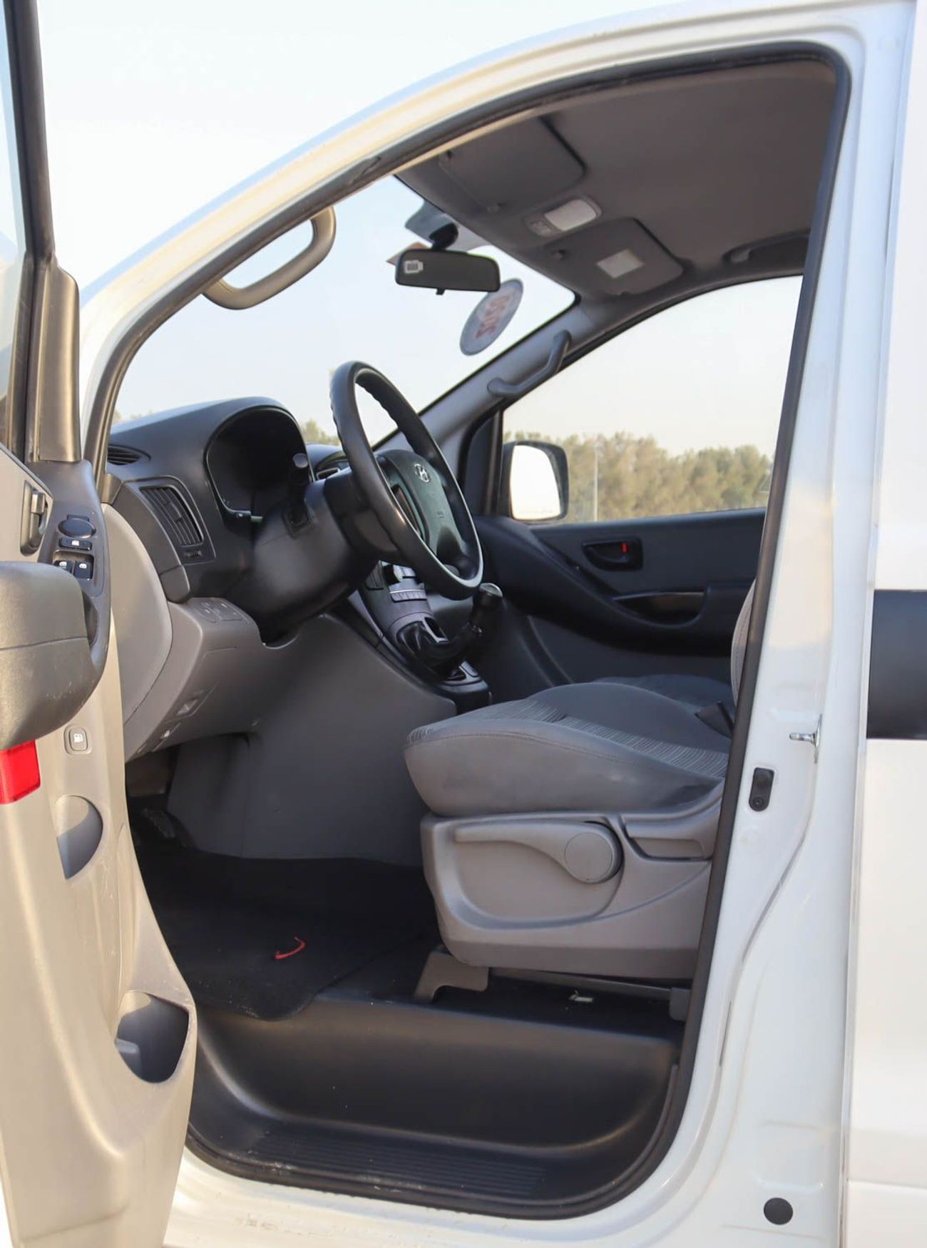هيونداي H-1 Hyundai H1 2.4L VAN RWD 2020 GCC accident-free, in excellent condition, 820 P.M