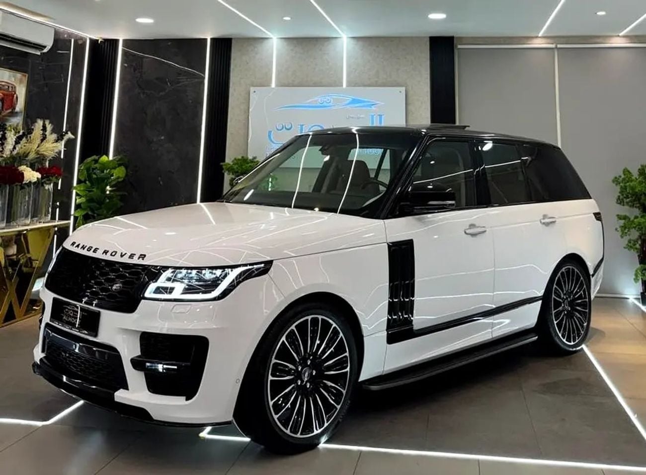 Land Rover Range Rover AMAZING VOGUE SV DESIGN || V8 SUPERCHARGED || GCC || PERFECT CONDITION
