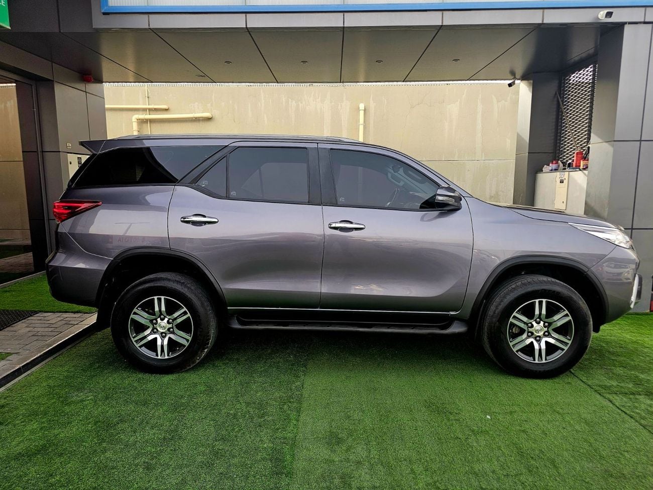 Toyota Fortuner EXR / V4 2.7L 4WD/ LOW MILEAGE/ EXCELLENT CONDITION