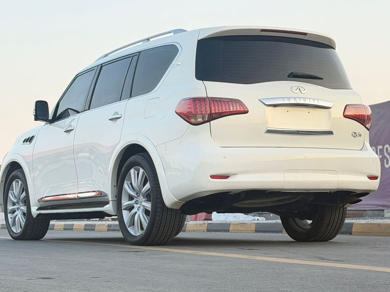 Infiniti QX56 Full option, number one