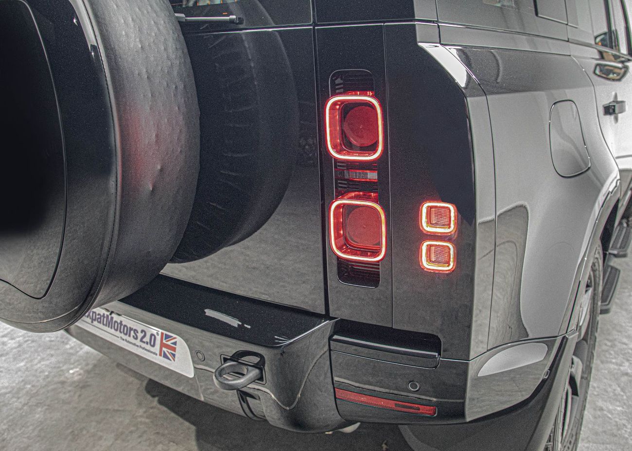 Land Rover Defender P300 90 X-Dynamic SE 2.0L (5 Seater)