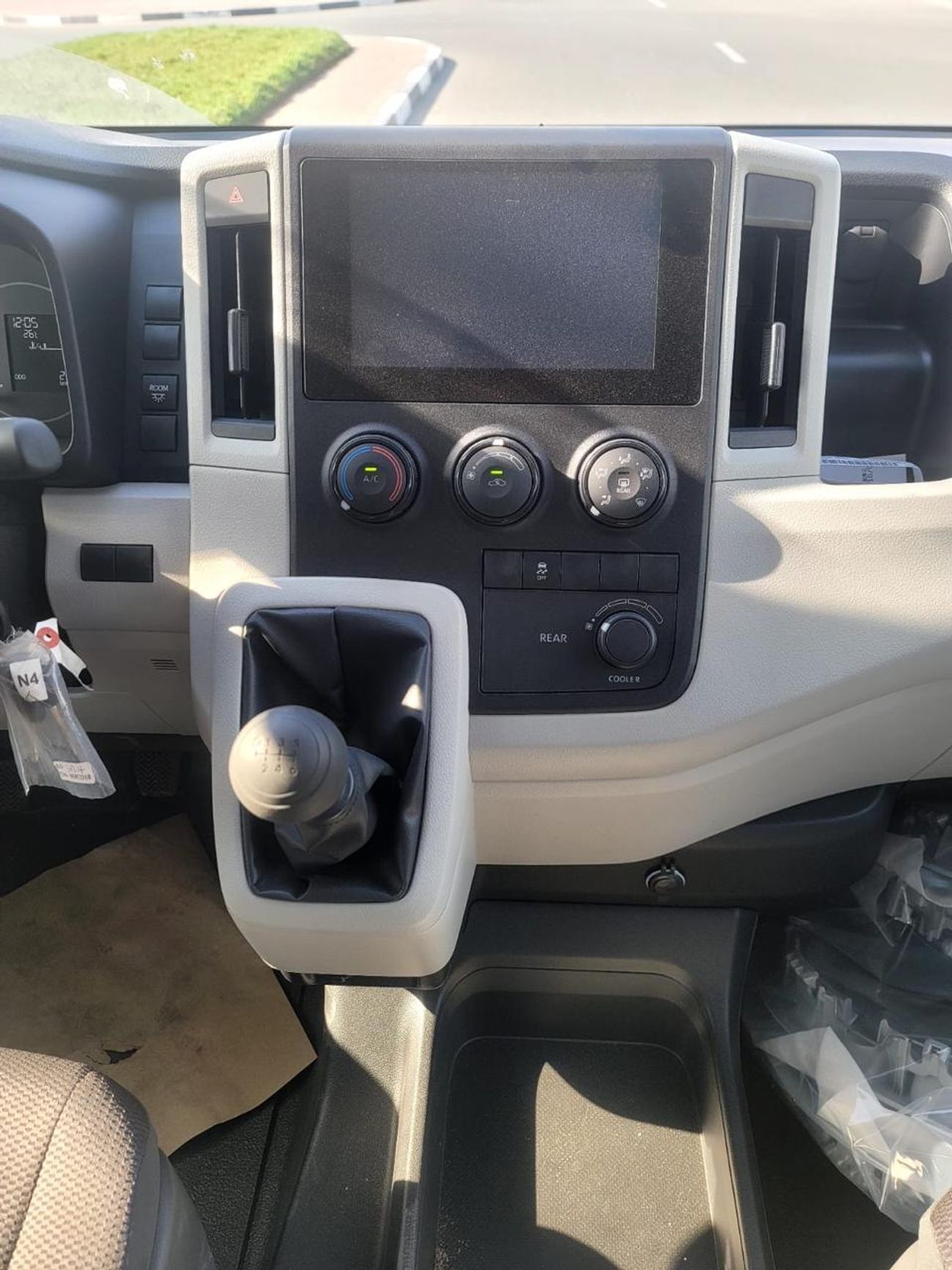 Toyota Hiace DLS -High Roof Commuter 2.8L M/T