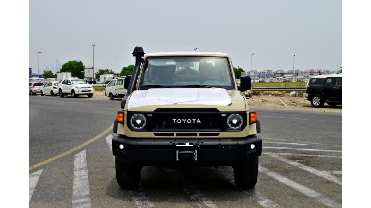 تويوتا لاند كروزر بيك آب Double Cab V8 4.5L Diesel MT with Front / Rear Diff Lock, Black Wheels, Winch