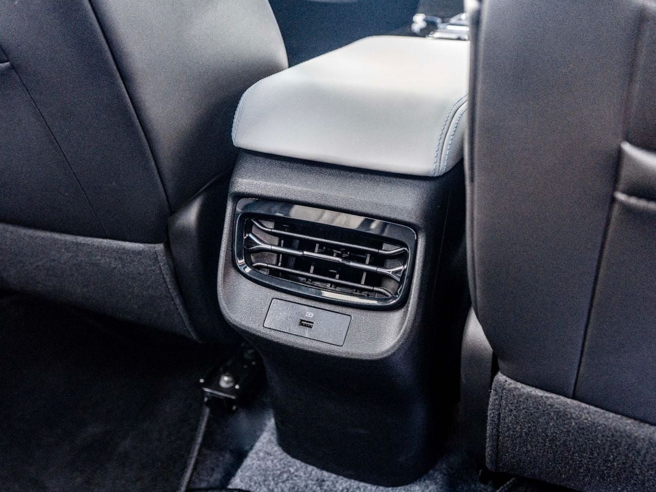 مرسيدس بنز EQS 580 SUV 1