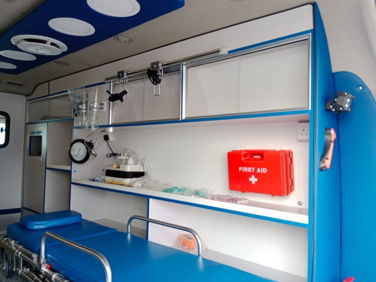 Toyota Hiace TOYOTA HIACE AMBULANCE RIGHT HAND DRIVE  (PM1562)