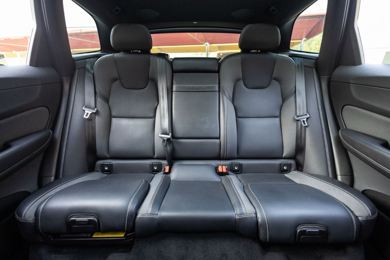 Volvo XC60 R DESIGN Volvo XC60 B5 R-Design 2022 GCC | Agency Warranty | Service Contract