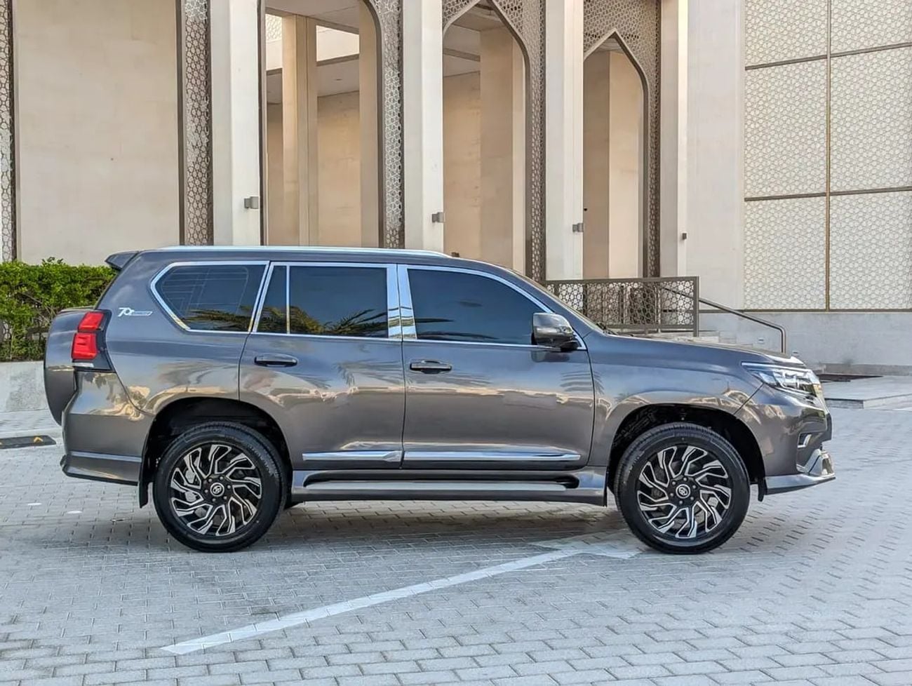 Toyota Prado TX-L FACELIFTED WITH INTERIOR AND EXTERIOR V4 2.7L GCC IN EXCELLENT CONDITION