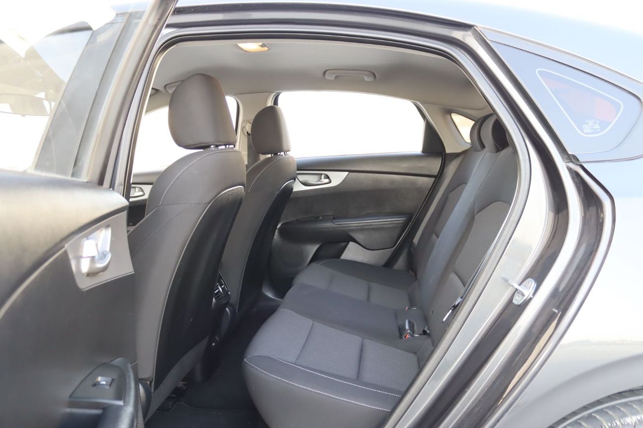 كيا سيراتو LX خالية من الحوادث - خليجي - مكينة 1600 سي سي - بحالة الوكالة من الدال والخارج