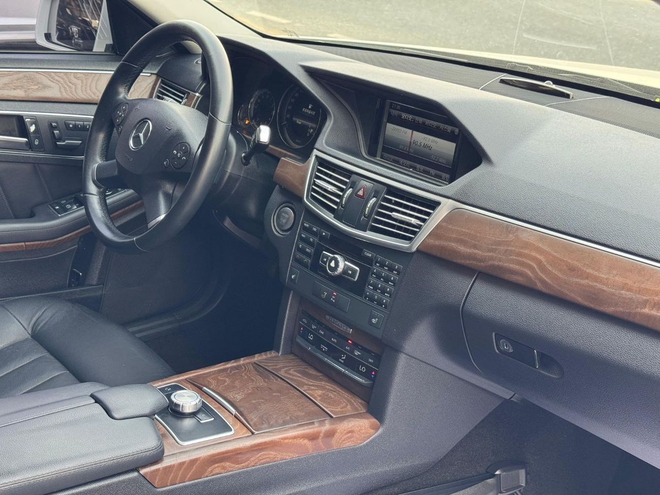 Mercedes-Benz E300 3.0L V6 / FULL OPTION PANORAMIC SUNROOF / KEYLESS ENTRY / KEYLESS START / ENTERED IN SYRIA CUSTOMS F