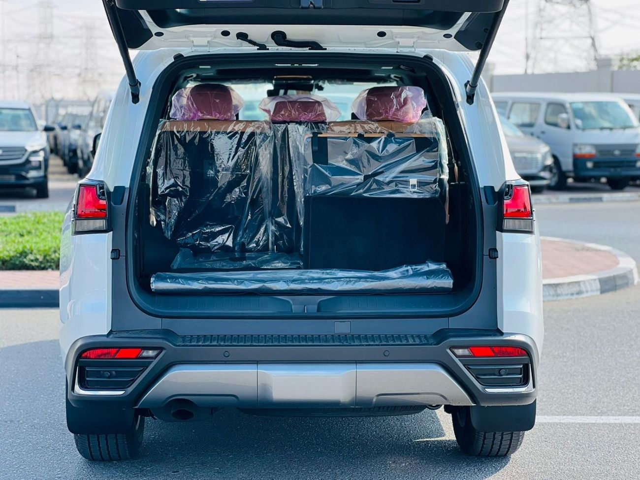 Lexus LX 600 LEXUS_LX600_SIGNATURE_2023_GCC_FULL_OPTIONS_WHITE_2024_AVAILABLE