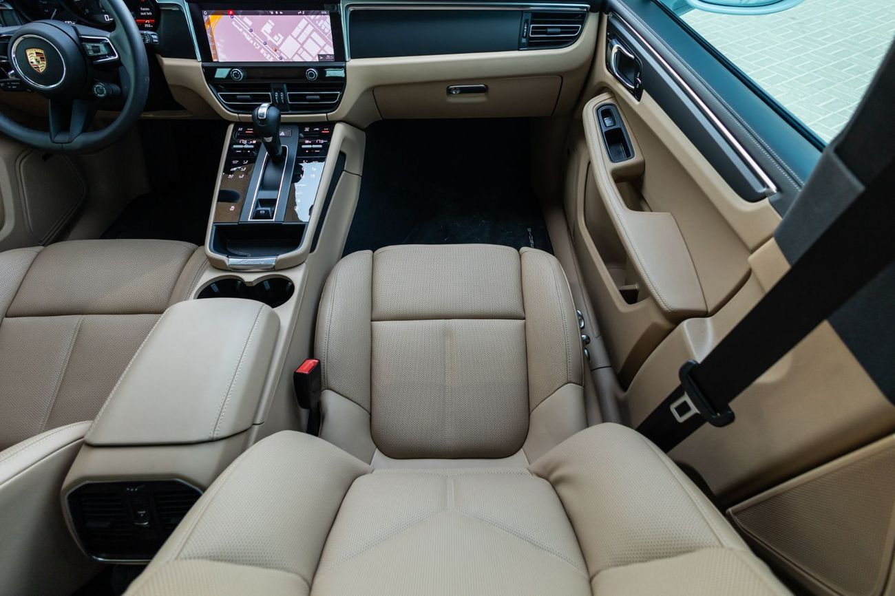 بورش ماكان Base