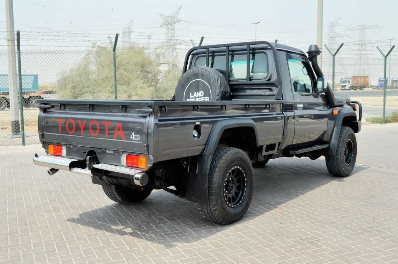 Toyota Land Cruiser Toyota Land Cruiser Pick-Up Single Cabin Year: 2021 Color: Grey