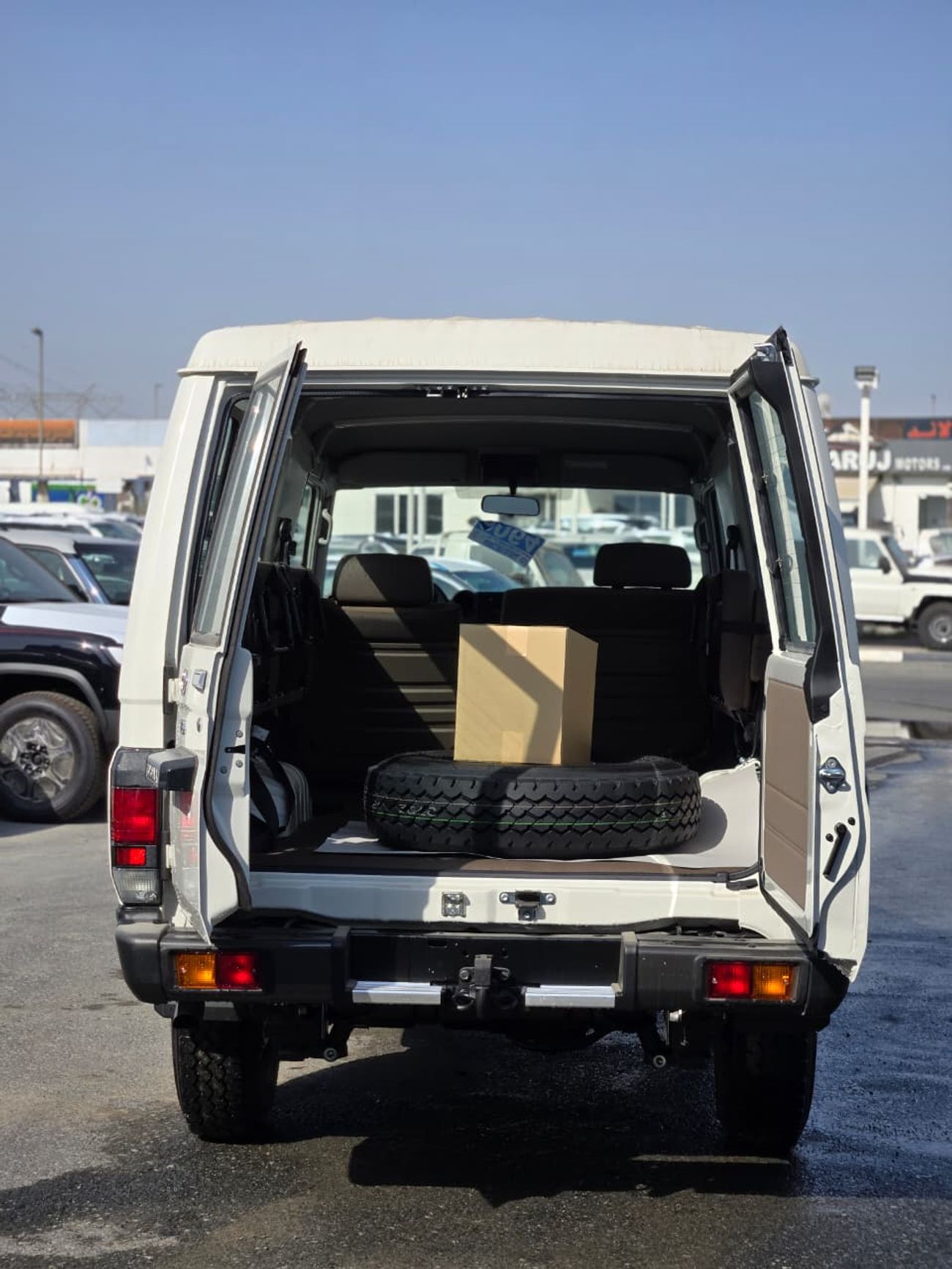 Toyota Land Cruiser 70 GRJ78 4.0L PETROL M/T 9 SEATER HARDTOP GCC SPECIFICATION